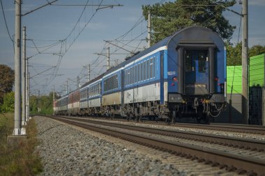 Stepanov CZ 10 07 2023 yakınlarında güneşli ve sıcak sonbahar renk gününde elektrikli trenler