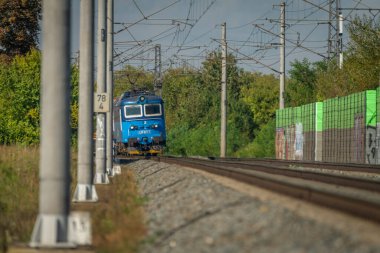 Stepanov CZ 10 07 2023 yakınlarında güneşli ve sıcak sonbahar renk gününde elektrikli trenler