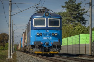 Stepanov CZ 10 07 2023 yakınlarında güneşli ve sıcak sonbahar renk gününde elektrikli trenler