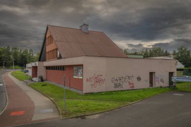 Valasske Mezirici CZ 10 07 2023 'te güzel renkte sonbahar sıcağı olan evler için manzara