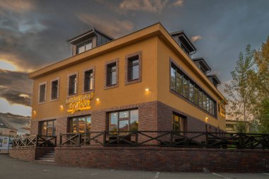 Valasske Mezirici CZ 10 07 2023 'te güzel renkte sonbahar sıcağı olan evler için manzara