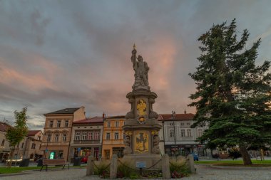 Valasske Mezirici CZ 10 07 2023 'te güzel renkte sonbahar sıcağı olan evler için manzara