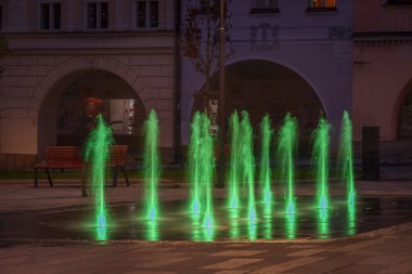 Valasske Mezirici CZ 10 07 2023 'te güzel bir sonbahar sıcak akşamında çeşme manzarası