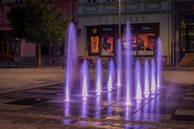 Valasske Mezirici CZ 10 07 2023 'te güzel bir sonbahar sıcak akşamında çeşme manzarası