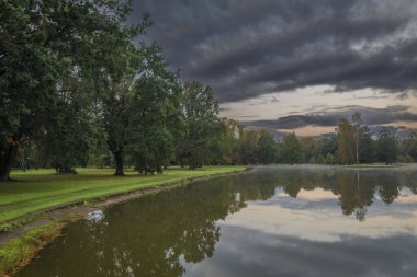 Ağaçların olduğu Stromovka Parkı ve sonbahar renginde Bagr Gölü