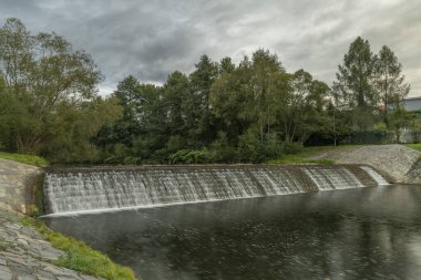 Roznovska Becva Nehri Valasske Mezirici 'de sonbahar karanlık bulutlu akşamında