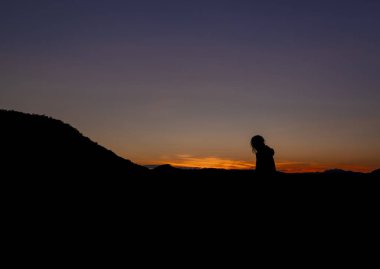 Podskalie Köyü yakınlarındaki sonbahar turuncu akşamında Strazovske tepelerinde erkek silueti.