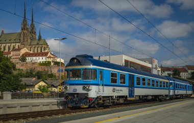 Yaz mevsiminde, ana istasyon Brno CZ 09 17 2023 'te, platforma yakın trenler.