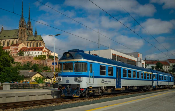 Treni Vicino Binario Estate Mattina Fresca Nella Stazione Principale Brno Fotografia Stock