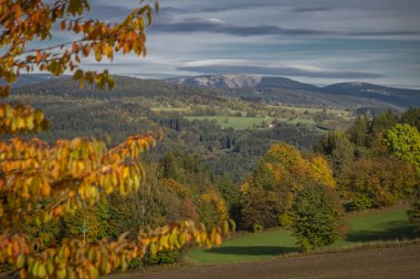 Roprachtice dağ köyü yakınlarında sonbahar manzarası için sıcak bir akşam manzarası