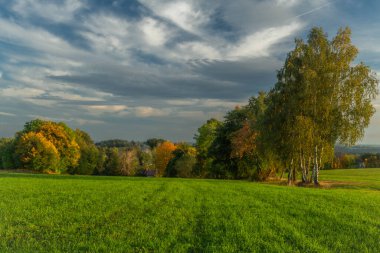 Roprachtice dağ köyü yakınlarında sonbahar manzarası için sıcak bir akşam manzarası