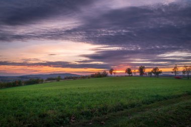 Roprachtice dağ köyü yakınlarında sonbahar manzarası için sıcak bir akşam manzarası