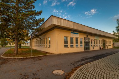 Ceske Budejovice CZ 10-15-2023 'teki ziraat üniversitesi yakınlarında hava bulutlu.