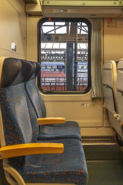 Prag CZ 10 29 2023 'te Çek mavi yolcusu hızlı treni.