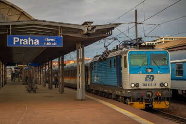 Prag CZ 10 30 2023 sonbahar akşamında ana istasyondan hızlı tren kalkıyor.