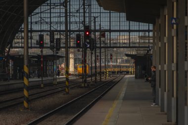 Sonbahar akşamı Prag CZ 10: 30 2023 'te büyük ana istasyonda yolcularla birlikte.