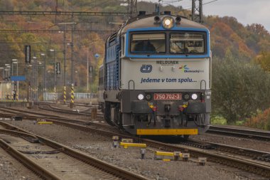 Bludov CZ 11 04 2023 'te sonbaharda küçük bir istasyon yakınında yolcu treni temiz renk günü