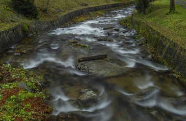 Kouty Nad Desnou yakınlarında yağmur sonrası Huciva Desna nehri.