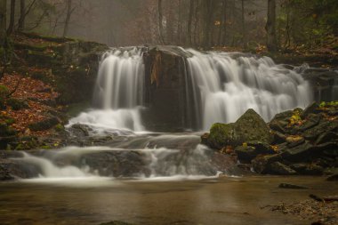 Sel suyuyla Ponikly Şelalesi Sonbahar sisli sabahında her gece yağmur yağar