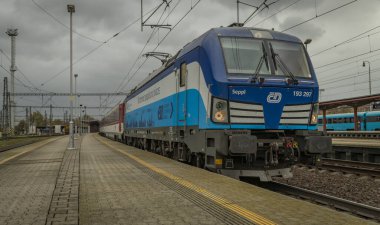 Kolin CZ 11 11 2023 'te sonbahar bulutlu, sonbahar sabahında elektrikli trenler.