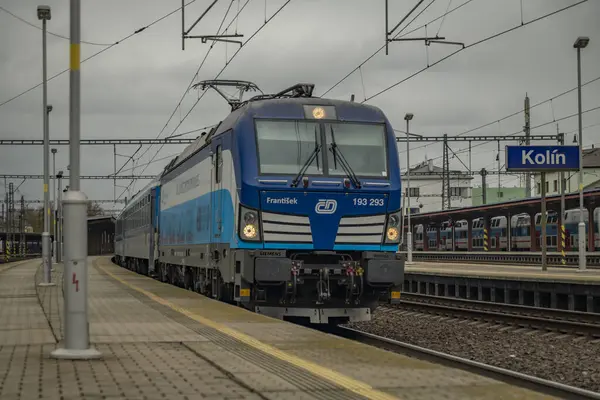 Kolin CZ 11 11 2023 'te sonbahar bulutlu, sonbahar sabahında elektrikli trenler.