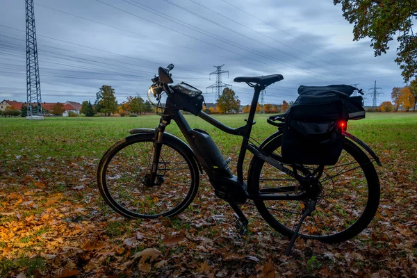 Bicicleta Elétrica Preta Prado Verde Outono Perto Cidade Nemanice 2023 Fotografia De Stock