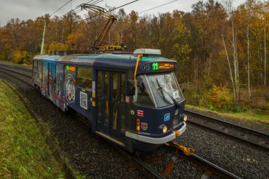 Liberec kenti ile Vratislavice şehri arasında sonbahar Liberec CZ 11 18 2023 arasında yamaçta tramvaylar