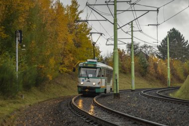 Liberec kenti ile Vratislavice şehri arasında sonbahar Liberec CZ 11 18 2023 arasında yamaçta tramvaylar