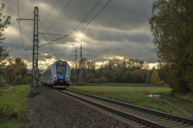Bludov CZ 11 04 2023 'te sonbaharda küçük bir istasyon yakınındaki yolcu elektrik ünitesi treni.