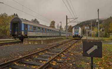 Kouty nad Desnou istasyonunda yeni elektrikli mavi yolcu birimi treni CZ 11 05 2023