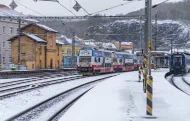 Usti nad Labem CZ 11 26 2023 'te, soğuk karlı bir günde tren istasyonu yakınında.