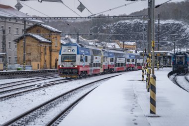 Usti nad Labem CZ 11 26 2023 'te, soğuk karlı bir günde tren istasyonu yakınında.