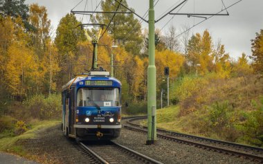 Liberec kenti ile Vratislavice şehri arasında sonbahar Liberec CZ 11 18 2023 arasında yamaçta tramvaylar