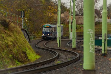 Liberec kenti ile Vratislavice şehri arasında sonbahar Liberec CZ 11 18 2023 arasında yamaçta tramvaylar