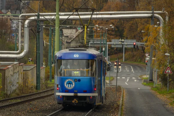 Liberec kenti ile Vratislavice şehri arasında sonbahar Liberec CZ 11 18 2023 arasında yamaçta tramvaylar