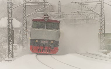 Olbramovice CZ 12 02 2023 'teki derin karlı platform ve tünelin yakınındaki motor trenleri