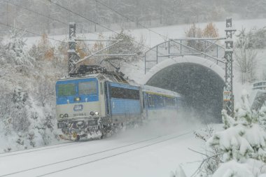 Olbramovice CZ 12 02 2023 'teki derin karlı platform ve tünel yakınında elektrik trenleri