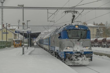 Olbramovice CZ 12 02 2023 'teki derin karlı platform ve tünel yakınında elektrik trenleri