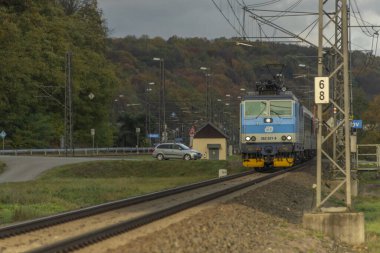 Bludov CZ 11 04 2023 'te sonbaharda küçük bir istasyon yakınındaki yolcu elektrik ünitesi treni.