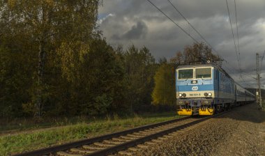Bludov CZ 11 04 2023 'te sonbaharda küçük bir istasyon yakınındaki yolcu elektrik ünitesi treni.