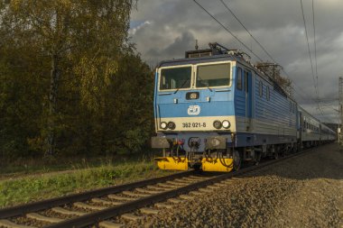 Bludov CZ 11 04 2023 'te sonbaharda küçük bir istasyon yakınındaki yolcu elektrik ünitesi treni.
