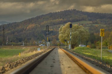 Bludov CZ 11 04 2023 'te sonbaharda küçük bir istasyon yakınında bahçe değiştirme günü