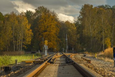 Sonbaharda Bludov ve Sumperk kasabalarının yakınlarındaki manzara demiryolu hattıyla taze bir akşam.