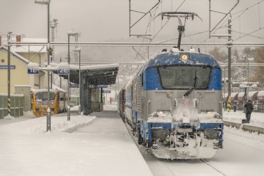 Olbramovice CZ 12 02 2023 'teki derin karlı platform ve tünel yakınında elektrik trenleri