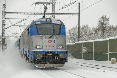Olbramovice CZ 12 02 2023 'teki derin karlı platform ve tünel yakınında elektrik trenleri