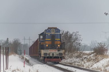 Soğuk köy Lenesice CZ 12 09 2023 yakınlarında kışın motorlu karlı bir yük treni.