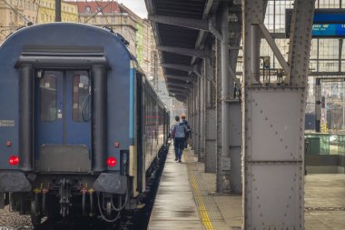 Prag CZ 12 10 2023 'te kış sabahı ana istasyonda tren ve platformlar