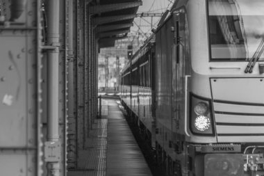 Prag CZ 12 10 2023 'te kış sabahı ana istasyonda tren ve platformlar