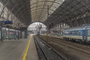Prag CZ 12 10 2023 'te kış sabahı ana istasyonda tren ve platformlar
