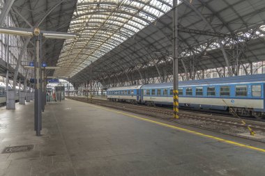 Prag CZ 12 10 2023 'te kış sabahı ana istasyonda tren ve platformlar